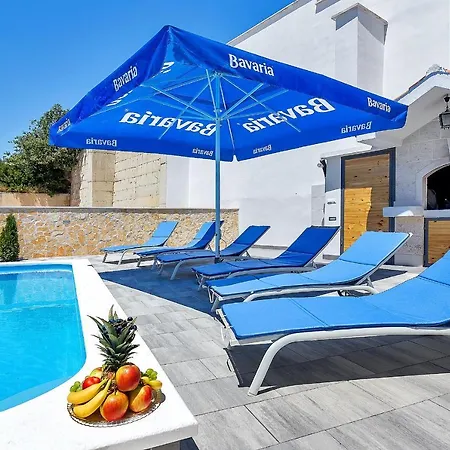 בית נופש Nadea - With Private Pool מאקרסקה